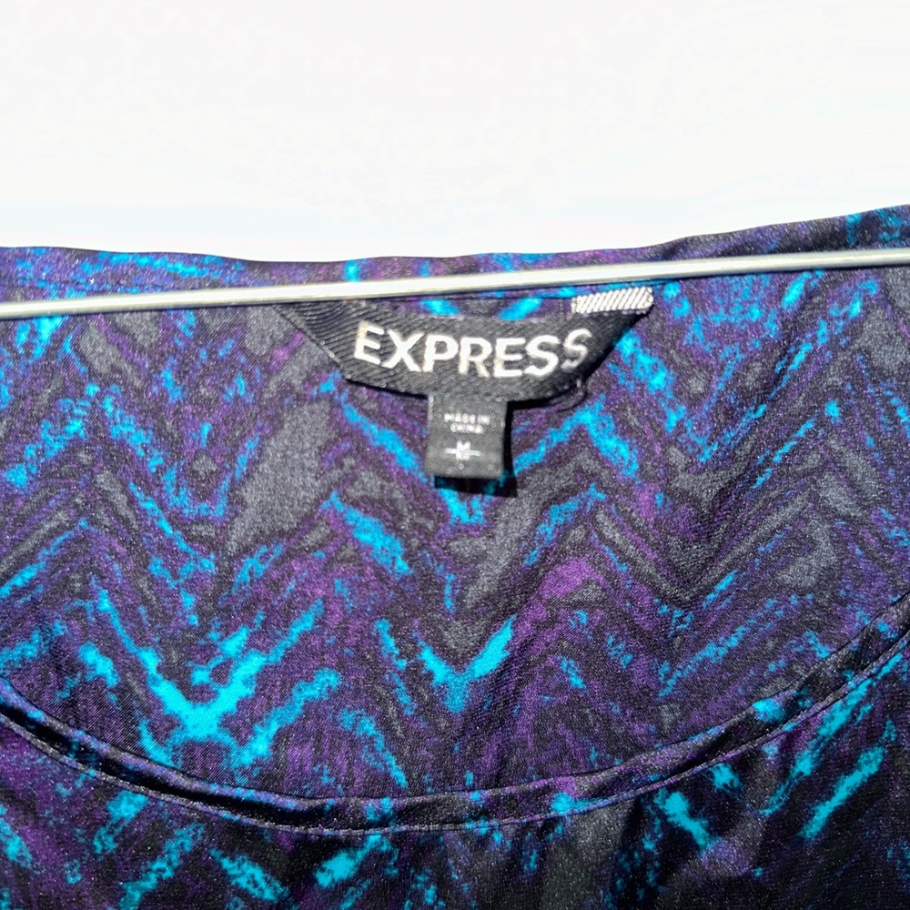 Express Chevron Top - Picture 3 of 3